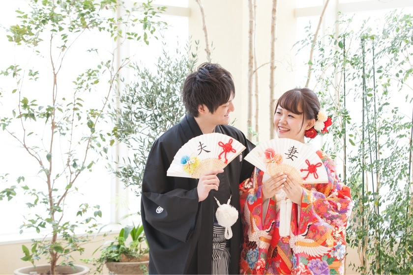 Charming and Elegant: A Collection of Accessories Ideas for Pre-Wedding Photo Shoots in Traditional Japanese Attire ♡にて紹介している画像