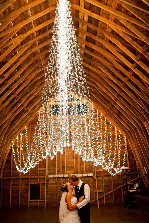 "Wedding in the Light: Sparkling and Stunning Lighting Decorations for Popular Venue Productions"にて紹介している画像