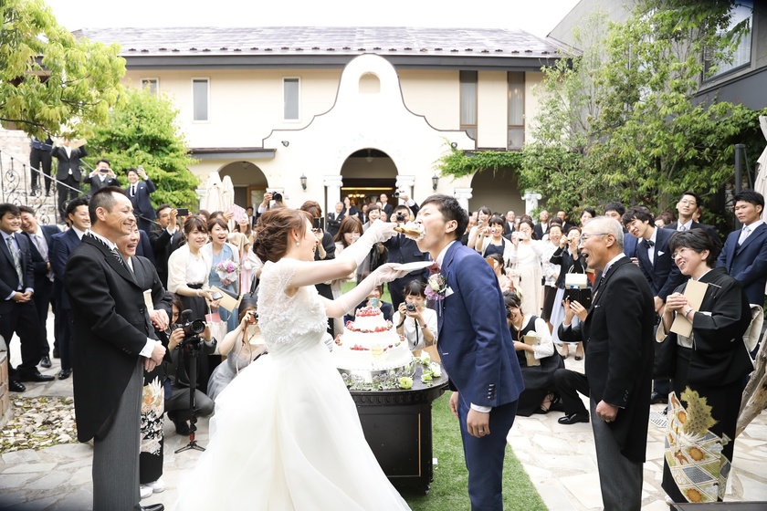 ぜひ２カメでお願いします♡ケーキ入刀&ファーストバイトの瞬間は〔ゲストの様子〕も残したい＊にて紹介している画像