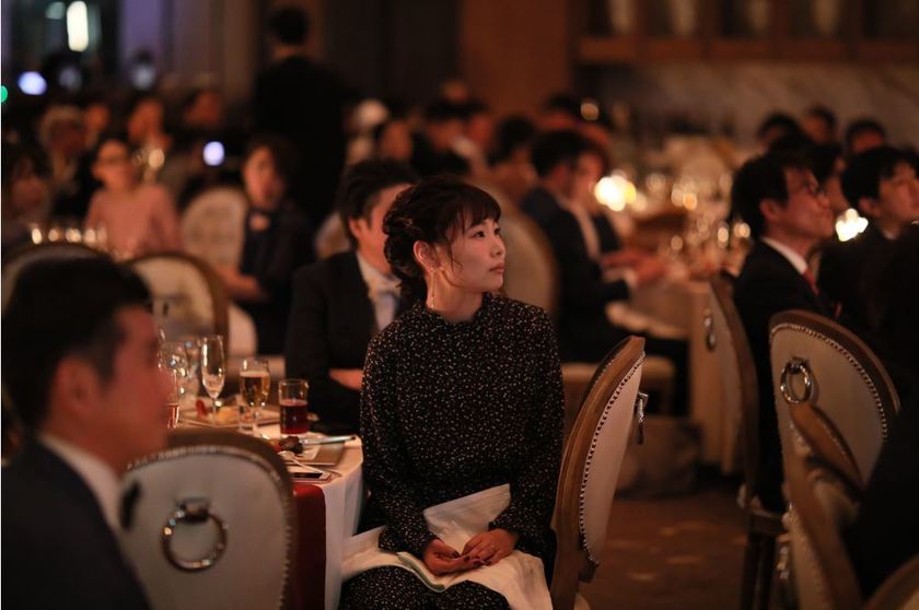 场馆充满欢笑与泪水。专业编剧制作的个人介绍影片实在太惊人了！にて紹介している画像