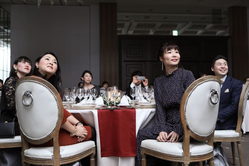 场馆充满欢笑与泪水。专业编剧制作的个人介绍影片实在太惊人了！にて紹介している画像