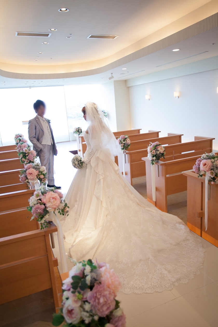 "Don't Forget to Include a Backshot of the Bride Showcasing Her Beautiful Train!"にて紹介している画像