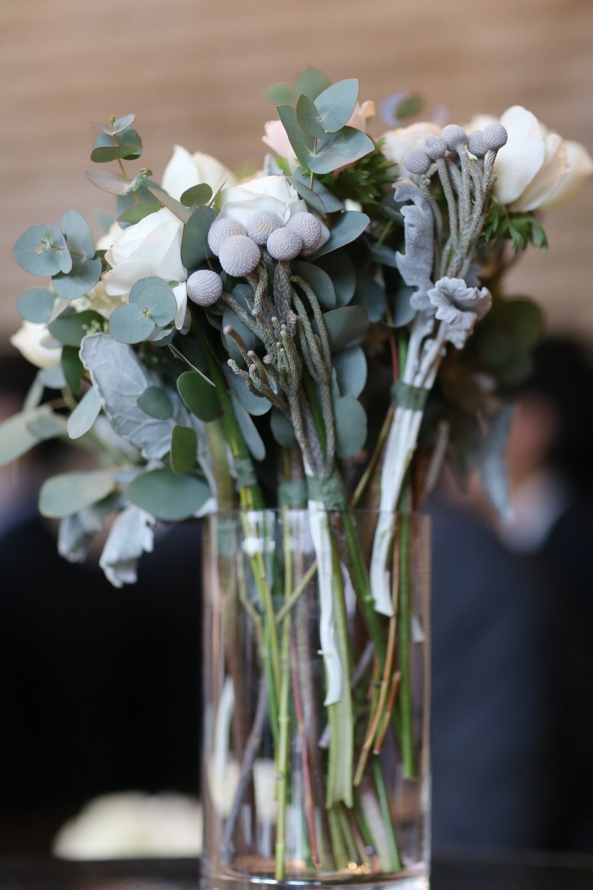 "How About a Dozen Ceremony Arrangement with Flowers Other Than Roses, Like Tulips and Peonies?"にて紹介している画像