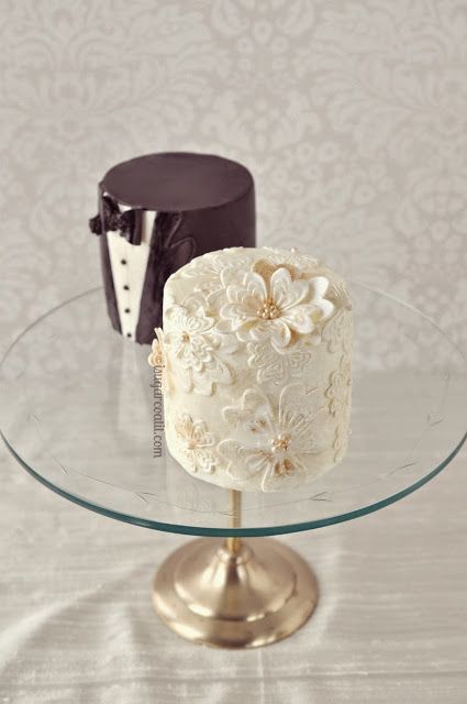 "Bride & Groom: A Sweet Gift Inspired by Their Tuxedo and Dress Looks"にて紹介している画像