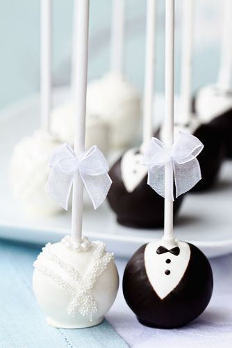 "Bride & Groom: A Sweet Gift Inspired by Their Tuxedo and Dress Looks"にて紹介している画像