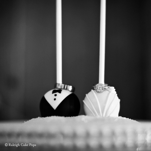 "Bride & Groom: A Sweet Gift Inspired by Their Tuxedo and Dress Looks"にて紹介している画像