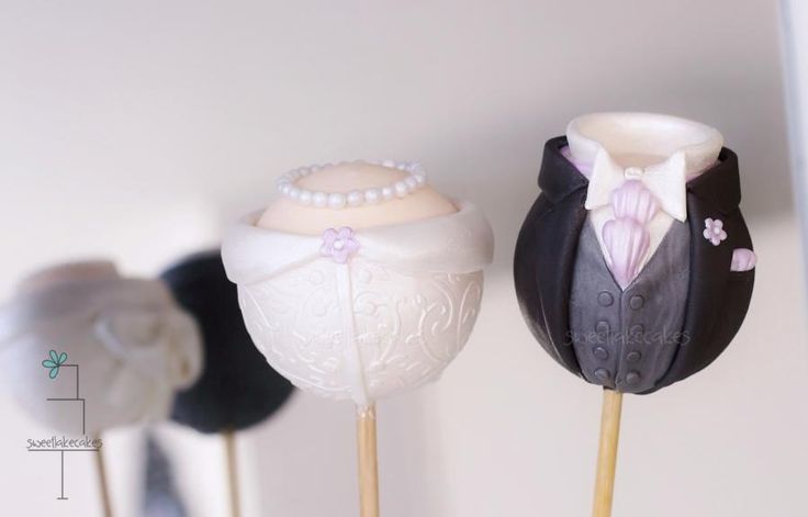 "Bride & Groom: A Sweet Gift Inspired by Their Tuxedo and Dress Looks"にて紹介している画像