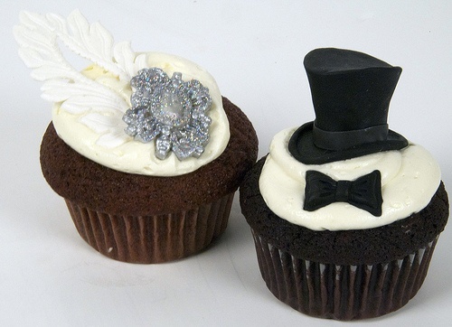 "Bride & Groom: A Sweet Gift Inspired by Their Tuxedo and Dress Looks"にて紹介している画像