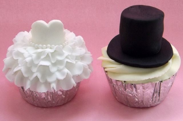 "Bride & Groom: A Sweet Gift Inspired by Their Tuxedo and Dress Looks"にて紹介している画像