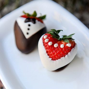 "Bride & Groom: A Sweet Gift Inspired by Their Tuxedo and Dress Looks"にて紹介している画像