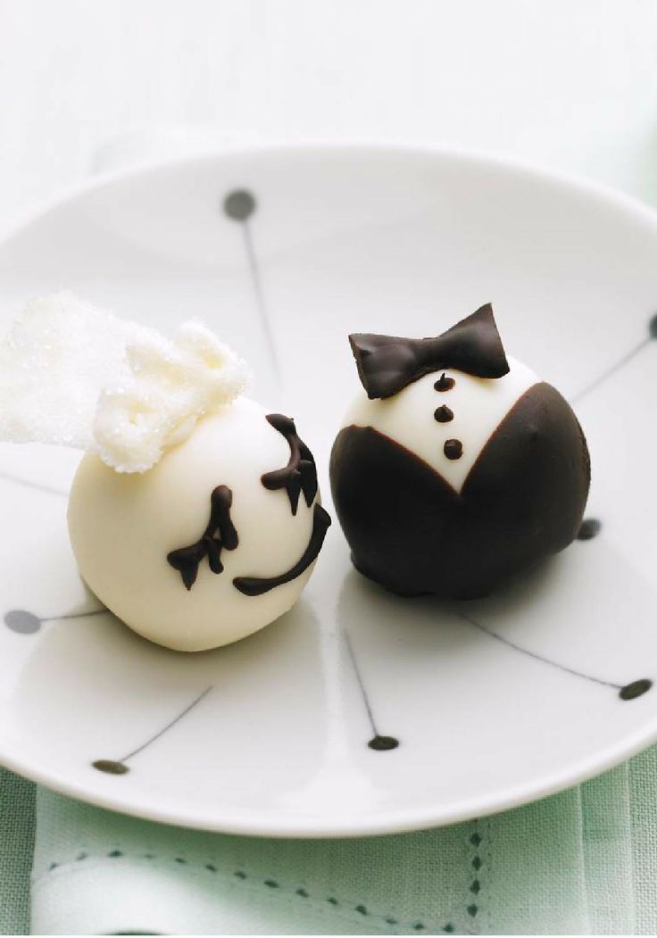 "Bride & Groom: A Sweet Gift Inspired by Their Tuxedo and Dress Looks"にて紹介している画像