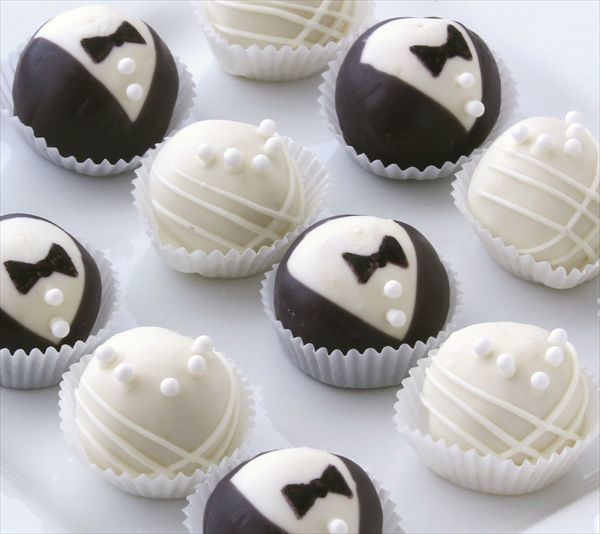 "Bride & Groom: A Sweet Gift Inspired by Their Tuxedo and Dress Looks"にて紹介している画像