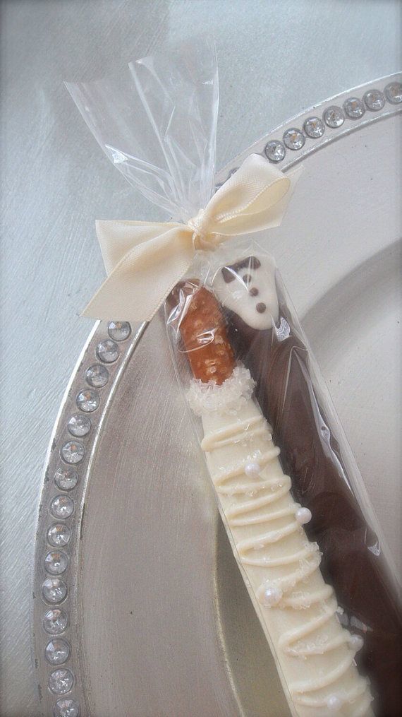 "Bride & Groom: A Sweet Gift Inspired by Their Tuxedo and Dress Looks"にて紹介している画像