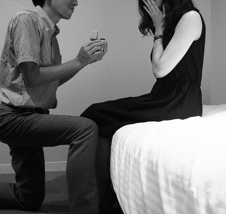 素敵なプロポーズショットを撮るための法則*美しい〔新郎のひざまずき方〕ポイントまとめ♡にて紹介している画像