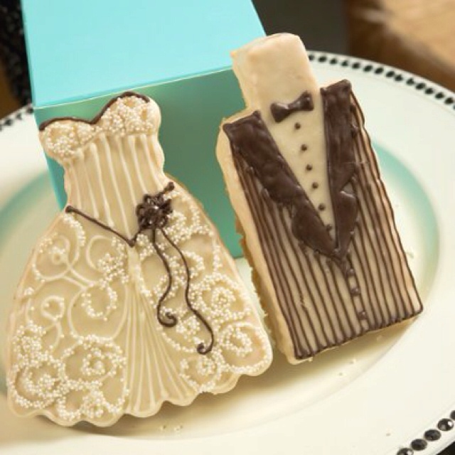 "Bride & Groom: A Sweet Gift Inspired by Their Tuxedo and Dress Looks"にて紹介している画像