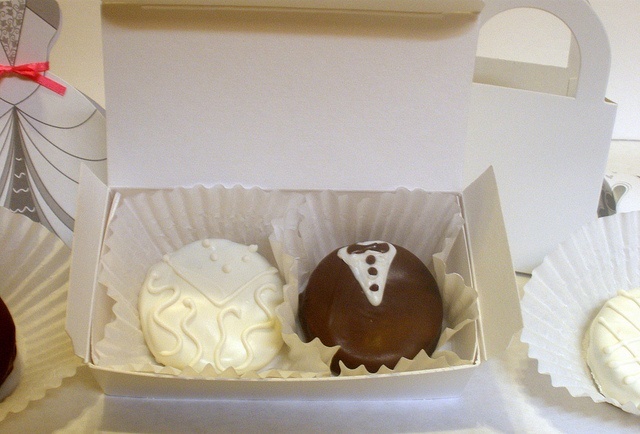 "Bride & Groom: A Sweet Gift Inspired by Their Tuxedo and Dress Looks"にて紹介している画像