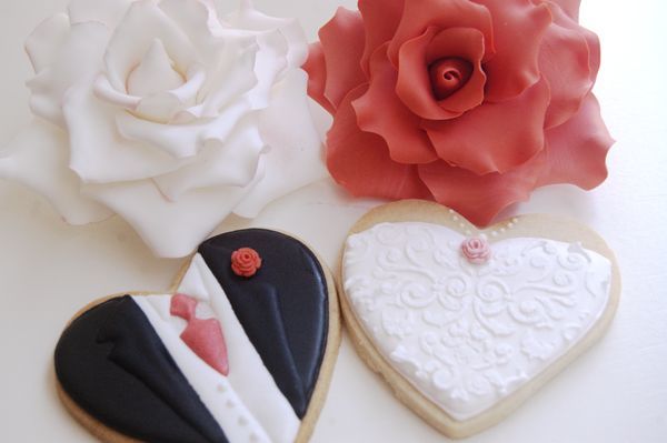 "Bride & Groom: A Sweet Gift Inspired by Their Tuxedo and Dress Looks"にて紹介している画像