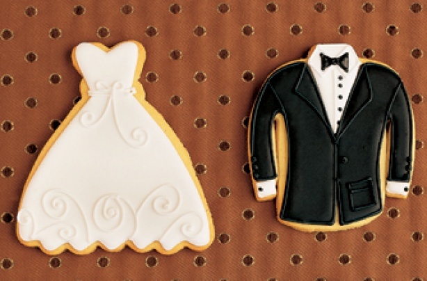 "Bride & Groom: A Sweet Gift Inspired by Their Tuxedo and Dress Looks"にて紹介している画像