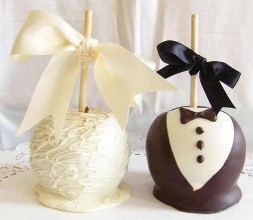"Bride & Groom: A Sweet Gift Inspired by Their Tuxedo and Dress Looks"にて紹介している画像