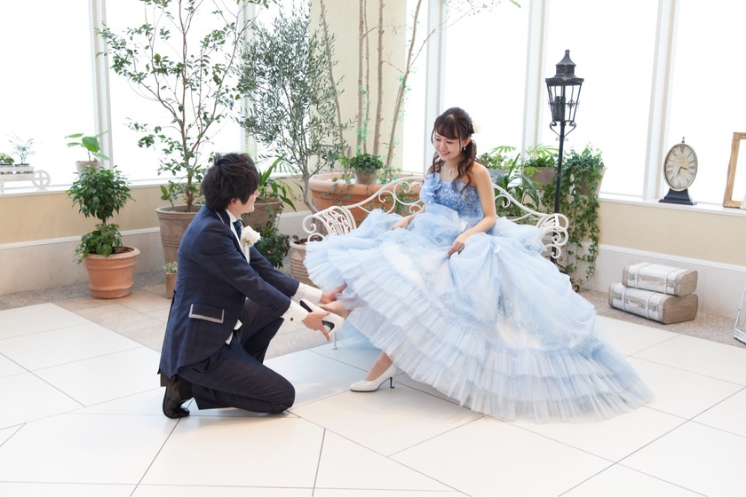 "Found on Instagram♡ Three Wedding Photos Inspired by Iconic Scenes from Disney Movies*"にて紹介している画像