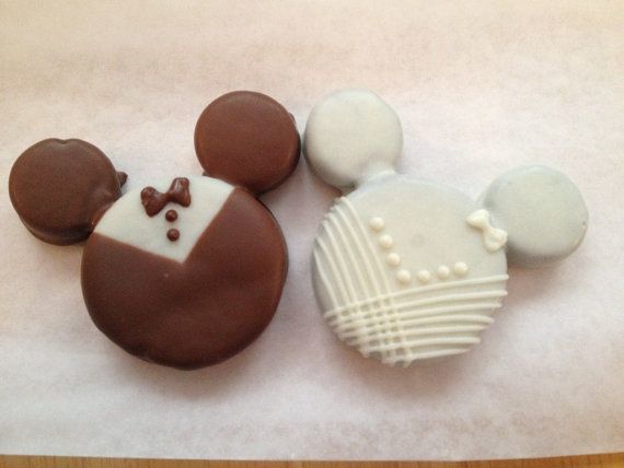 "Bride & Groom: A Sweet Gift Inspired by Their Tuxedo and Dress Looks"にて紹介している画像