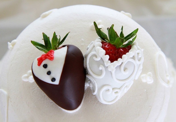 "Bride & Groom: A Sweet Gift Inspired by Their Tuxedo and Dress Looks"にて紹介している画像