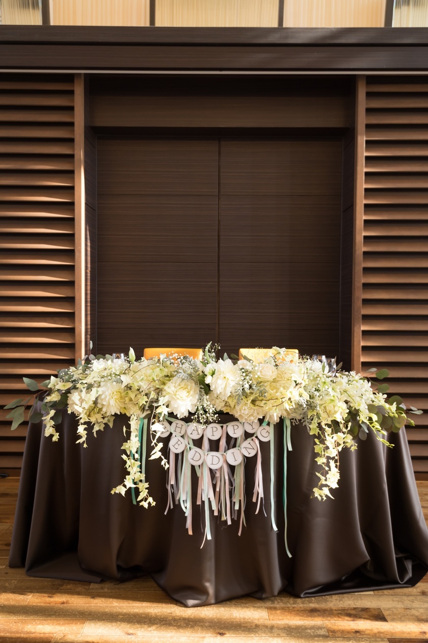 "Must-See for Beginner Brides! ♡ A Special Feature on Essential Items to Create a Cute Main Table*"にて紹介している画像
