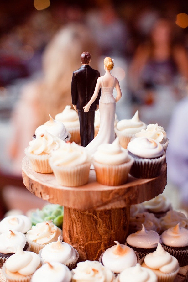 "Bride & Groom: A Sweet Gift Inspired by Their Tuxedo and Dress Looks"にて紹介している画像