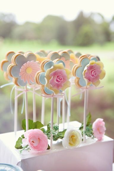 "Bride & Groom: A Sweet Gift Inspired by Their Tuxedo and Dress Looks"にて紹介している画像