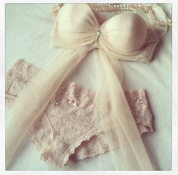 ドレスの下も素敵♡可愛いランジェリーをあつめましたにて紹介している画像