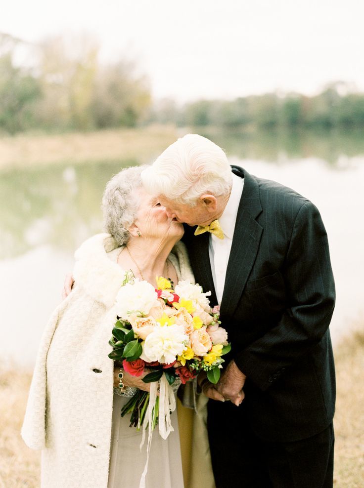 63 Years After Marriage: A Couple's Heartwarming Second Wedding Celebrationにて紹介している画像