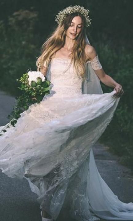 Classical & Romantic ♡ Vintage-Inspired Princess Dresses with Off-Shoulder Design Are a Must!にて紹介している画像