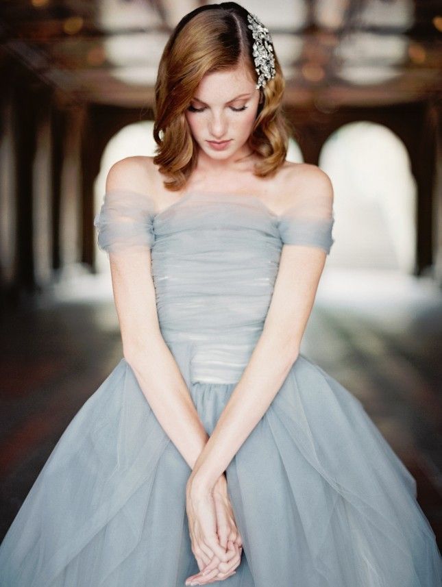 Classical & Romantic ♡ Vintage-Inspired Princess Dresses with Off-Shoulder Design Are a Must!にて紹介している画像