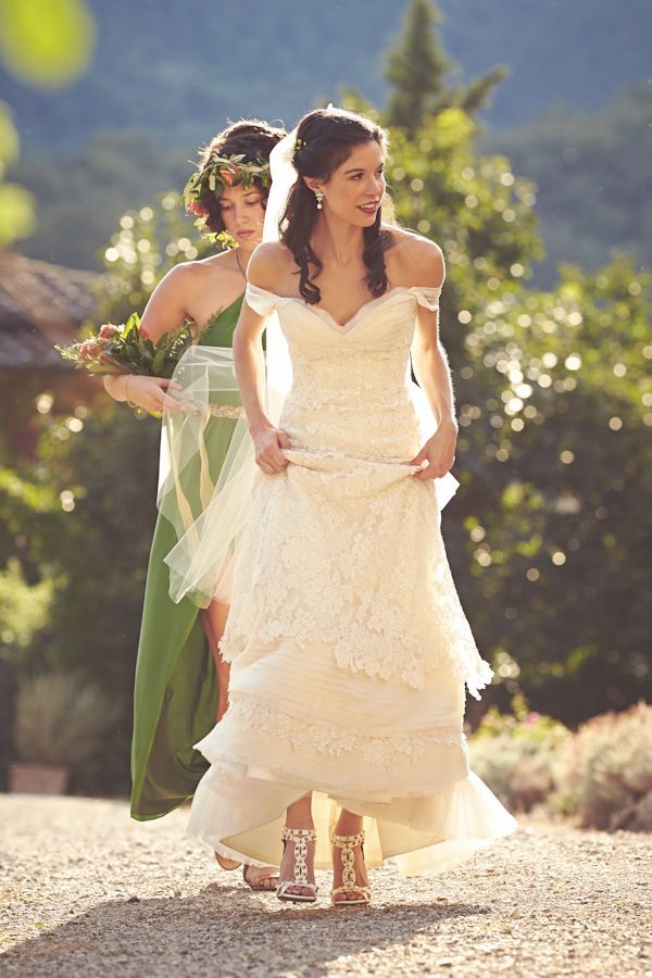 Classical & Romantic ♡ Vintage-Inspired Princess Dresses with Off-Shoulder Design Are a Must!にて紹介している画像