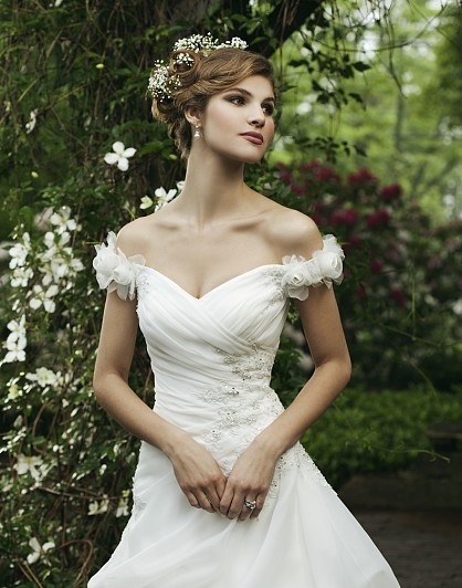 Classical & Romantic ♡ Vintage-Inspired Princess Dresses with Off-Shoulder Design Are a Must!にて紹介している画像