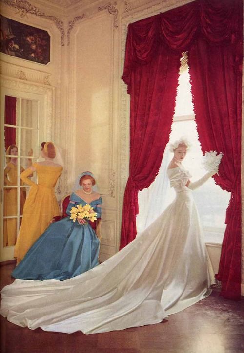 Classical & Romantic ♡ Vintage-Inspired Princess Dresses with Off-Shoulder Design Are a Must!にて紹介している画像