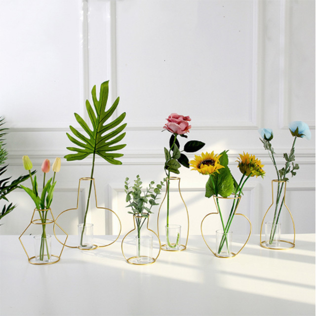 Chic Iron Flower Vase That Looks Like Flowers are Floating - Adorably Artistic!にて紹介している画像