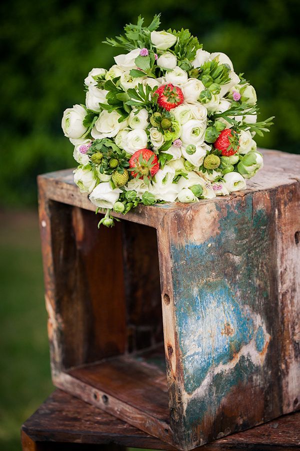 Strawberries in a Bouquet?! A Combination So Adorable, It Will Make Your Heart Flutter♡にて紹介している画像