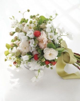 Strawberries in a Bouquet?! A Combination So Adorable, It Will Make Your Heart Flutter♡にて紹介している画像