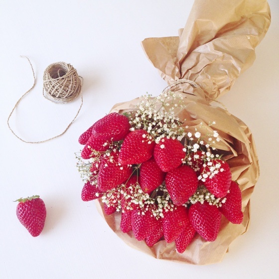 Strawberries in a Bouquet?! A Combination So Adorable, It Will Make Your Heart Flutter♡にて紹介している画像
