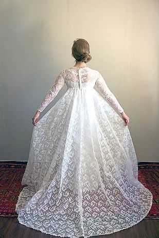 Elegance in Every Thread: Long-Sleeved Lace Dress with Timeless 10-Minute Sleeve Charm♡にて紹介している画像