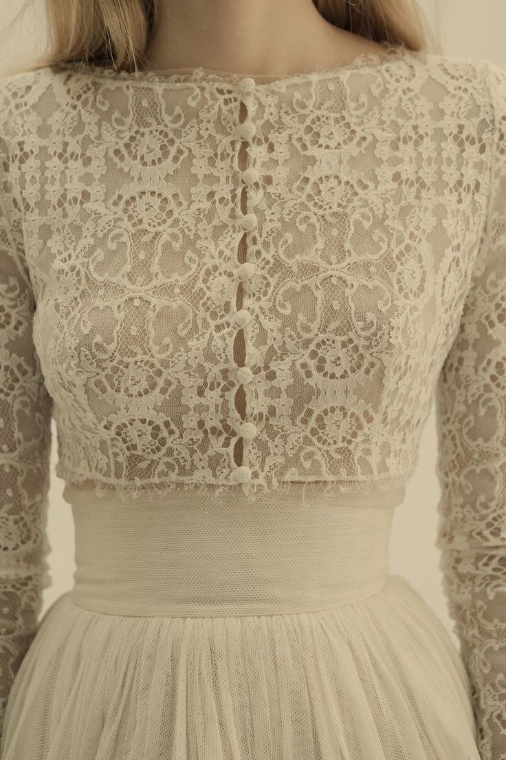 Elegance in Every Thread: Long-Sleeved Lace Dress with Timeless 10-Minute Sleeve Charm♡にて紹介している画像