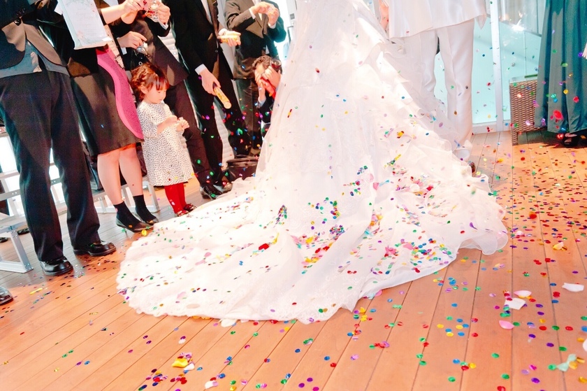 "Guests, We Need Your Help! Capturing the Perfect Moment of the Confetti Shower"にて紹介している画像