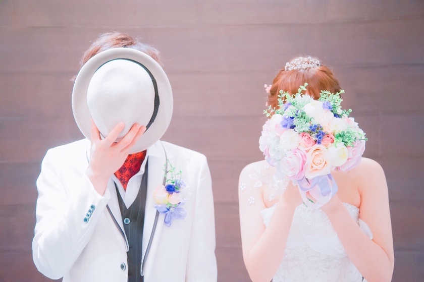 ブーケだけじゃない！《お顔隠しショット》を二人で可愛く撮る方法はいっぱいあります♡にて紹介している画像