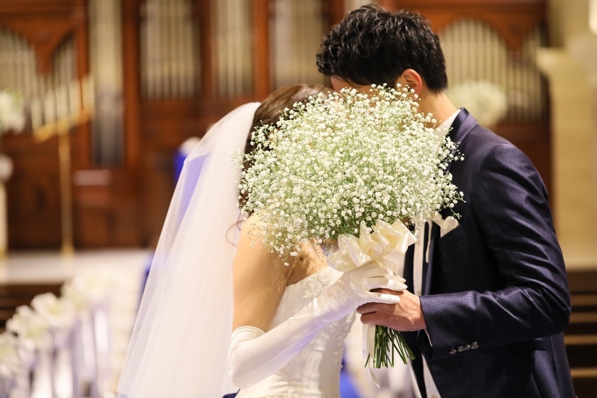 So Cute It Melts Your Heart♡ A Collection of Inspirational Pics from Instagram’s Senior Brides Holding "Baby's Breath Bouquets"*にて紹介している画像
