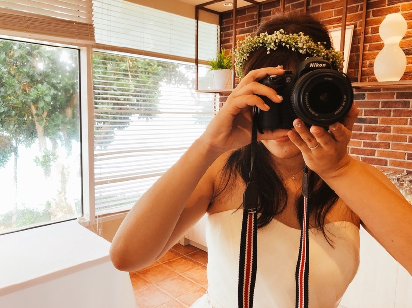"Candid Shots from the Couple's Perspective: Is It Trending to Hold a 'Camera' During the Color Change Entrance?"にて紹介している画像