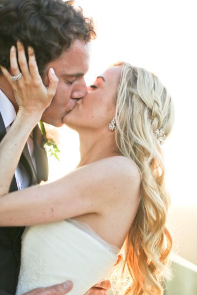 Attention Long-Haired Brides: 6 Essential Hair Styles to Look Adorable on Your Big Day ♡にて紹介している画像