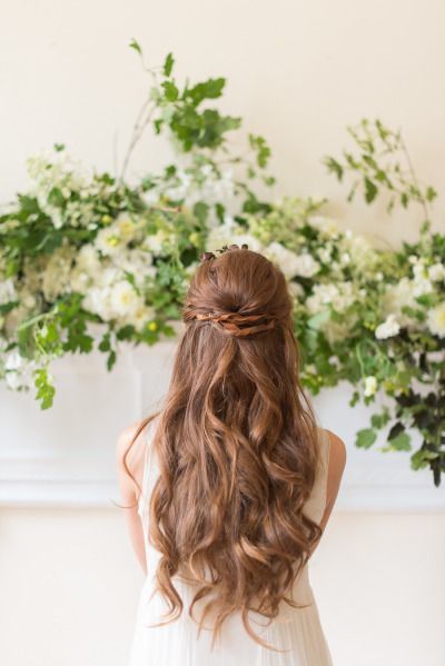 Attention Long-Haired Brides: 6 Essential Hair Styles to Look Adorable on Your Big Day ♡にて紹介している画像