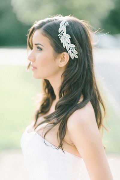 Attention Long-Haired Brides: 6 Essential Hair Styles to Look Adorable on Your Big Day ♡にて紹介している画像