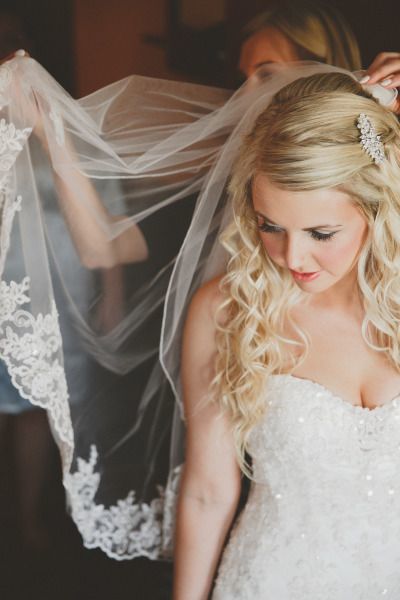 Attention Long-Haired Brides: 6 Essential Hair Styles to Look Adorable on Your Big Day ♡にて紹介している画像